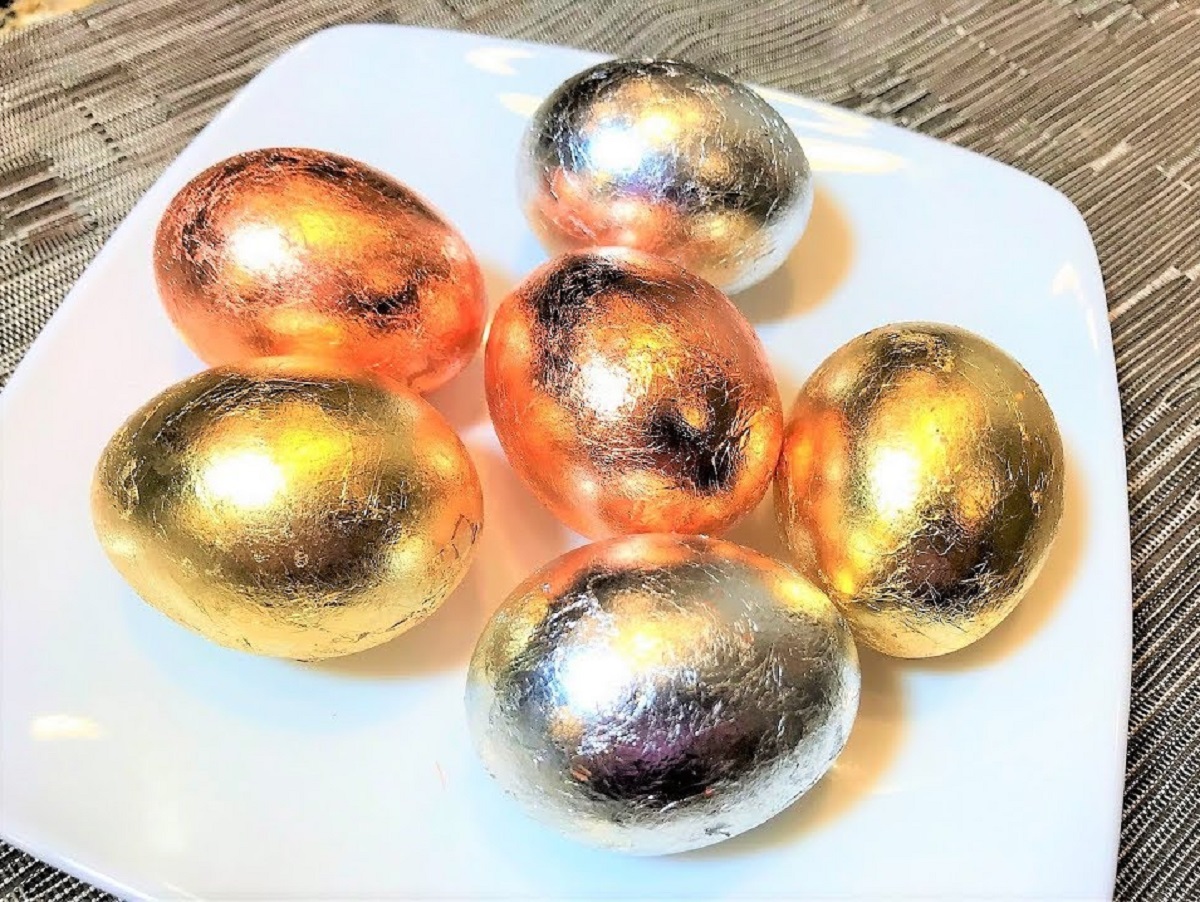 Как сделать красивые яйца. Пасхальные яйца с поталью. Перламутровые яйца на Пасху. Краска для яиц. Декор крашеных яиц.